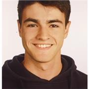 Profesor de matematicas imparte clases particulares a niños de primaria